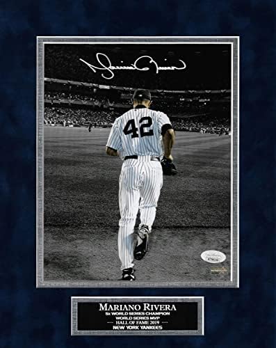 Mariano Rivera İmzalı Fotoğraf Saha Spot Işığına Koşuyor 11×14 - İmzalı MLB Fotoğrafları
